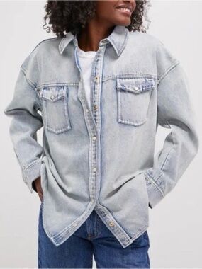 Tuckernuck The Great Denim Shacket Light Wash Button Front NWOT Size:Small